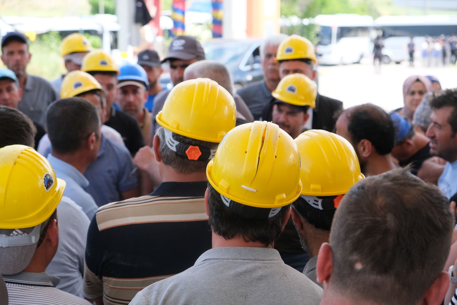 Equipo de trabajadores con cascos en una reunión de coordinación