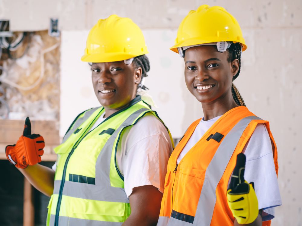 Trabajadoras con casco de seguridad en un centro de trabajo