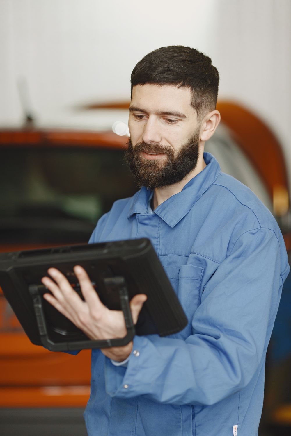 Técnico revisando un equipo de trabajo con una tablet en un taller