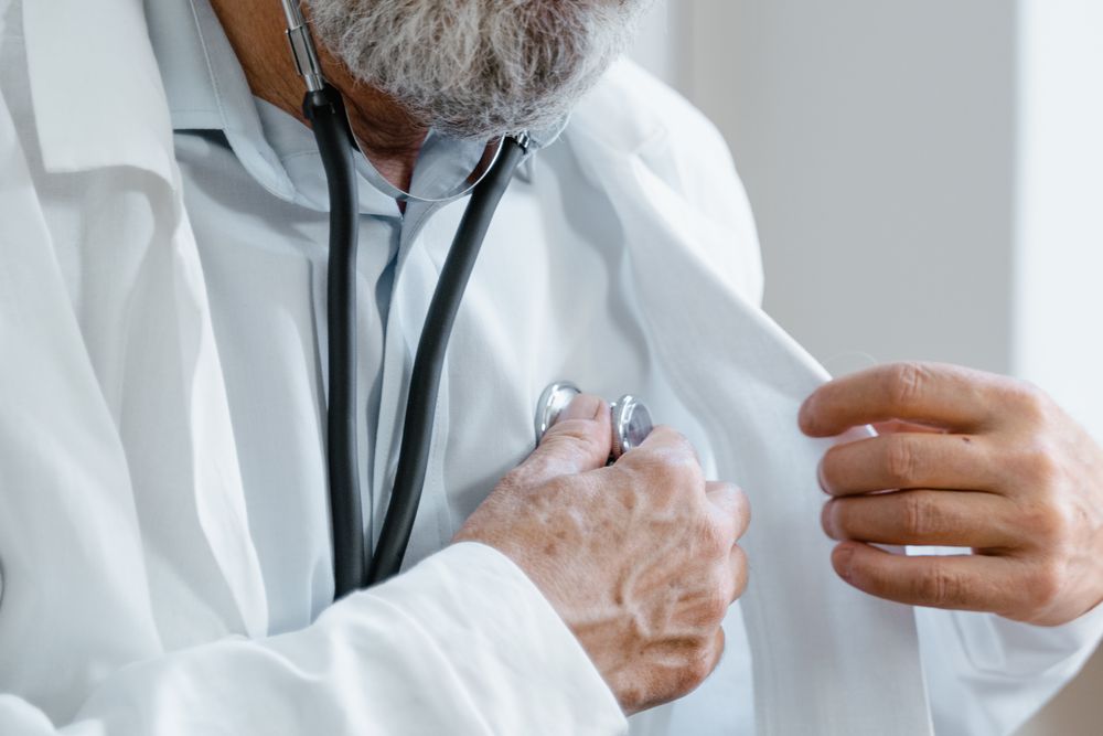 Profesional sanitaria con fonendoscopio en una consulta